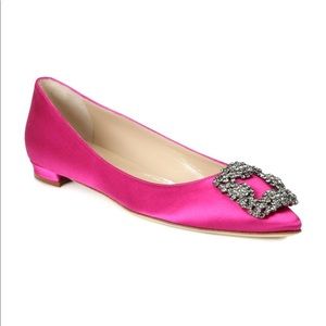 Manolo Blahnik hangisi 25 embellished satin flats